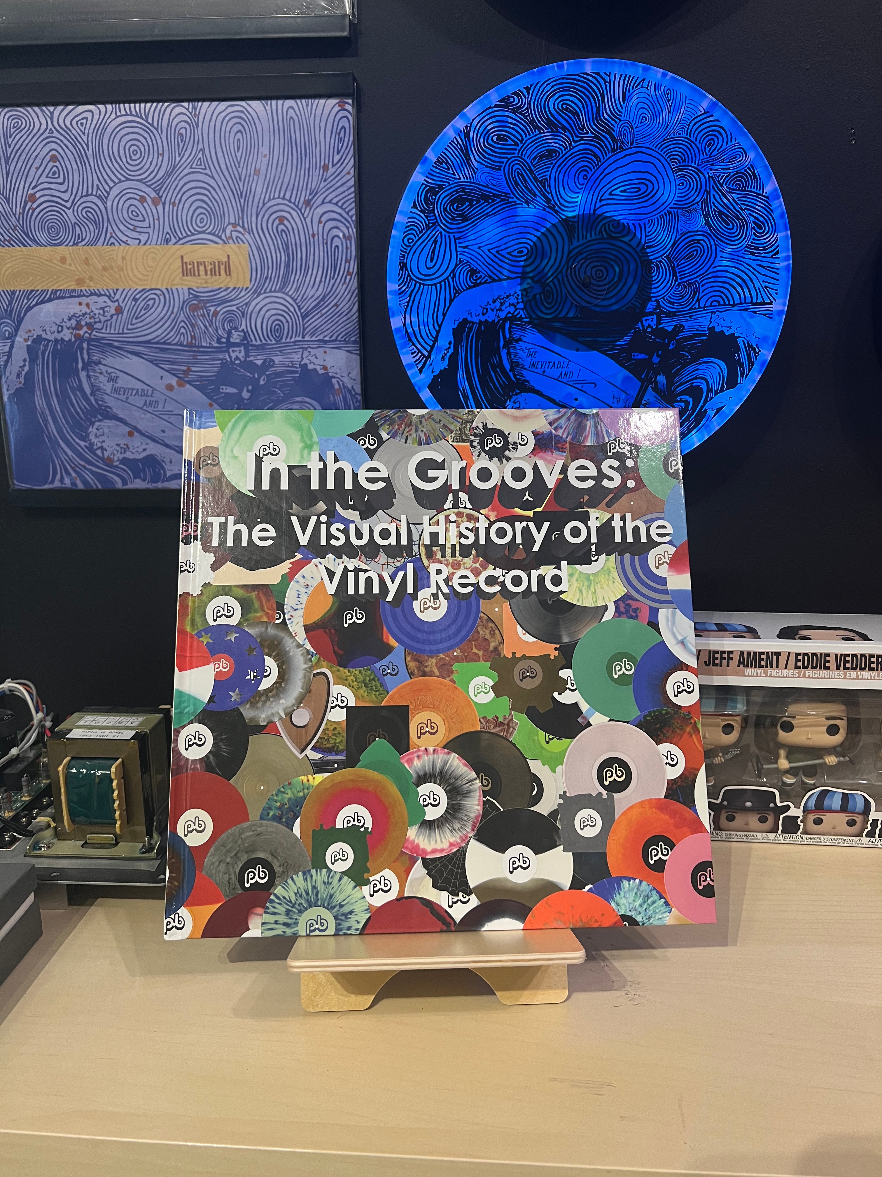 In The Grooves- The Visual History of the Vinyl Record (hardback) - Vylümi 